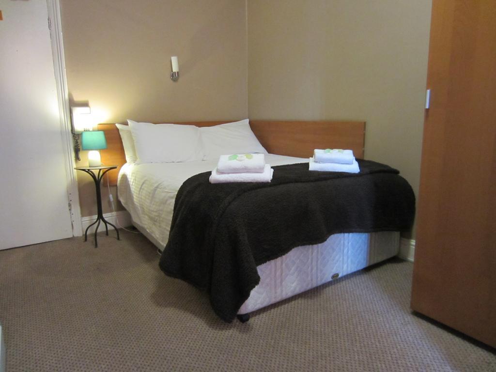 The Grail Court Hotel Burton-upon-Trent Habitación foto
