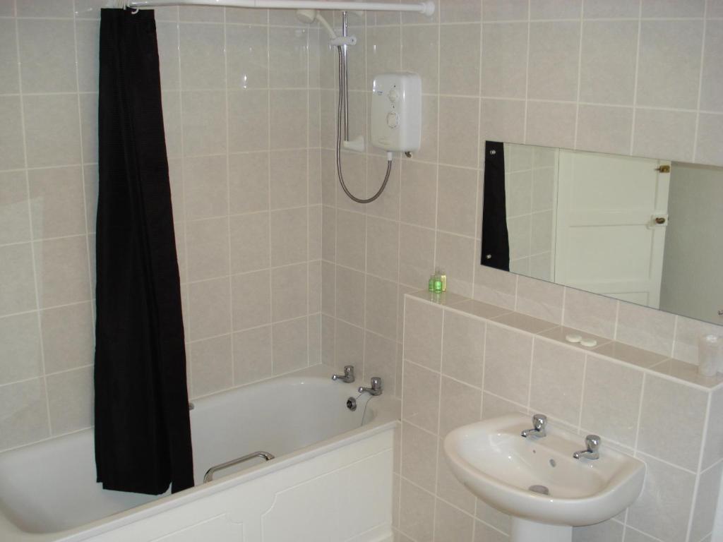 The Grail Court Hotel Burton-upon-Trent Habitación foto